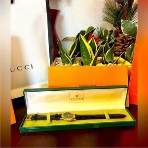 Gucci watch leather strap gold Roman numeral EUC